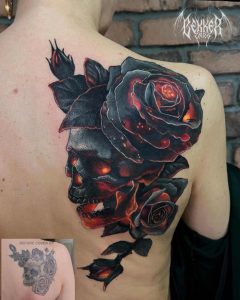 Rosentattoo auf dem Rücken